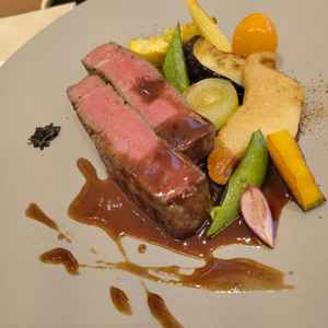 お肉のメインプレート。お魚のプレートと使っている野菜はほぼ同じですが全く違うお料理だと感じさせる。