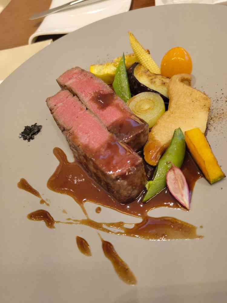 お肉のメインプレート。お魚のプレートと使っている野菜はほぼ同じですが全く違うお料理だと感じさせる。