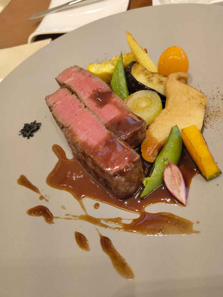 お肉のメインプレート。お魚のプレートと使っている野菜はほぼ同じですが全く違うお料理だと感じさせる。