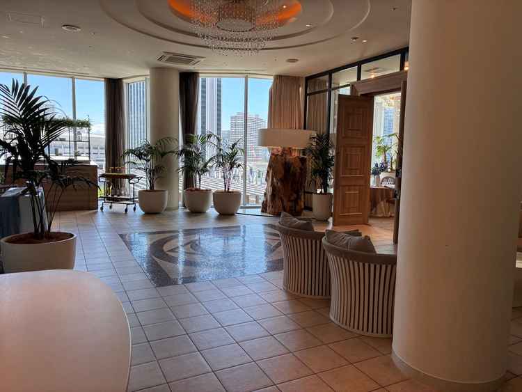 披露宴会場の入口。スペースが広くて、子どもが多く来てくれる予定のため遊び場も作れそう