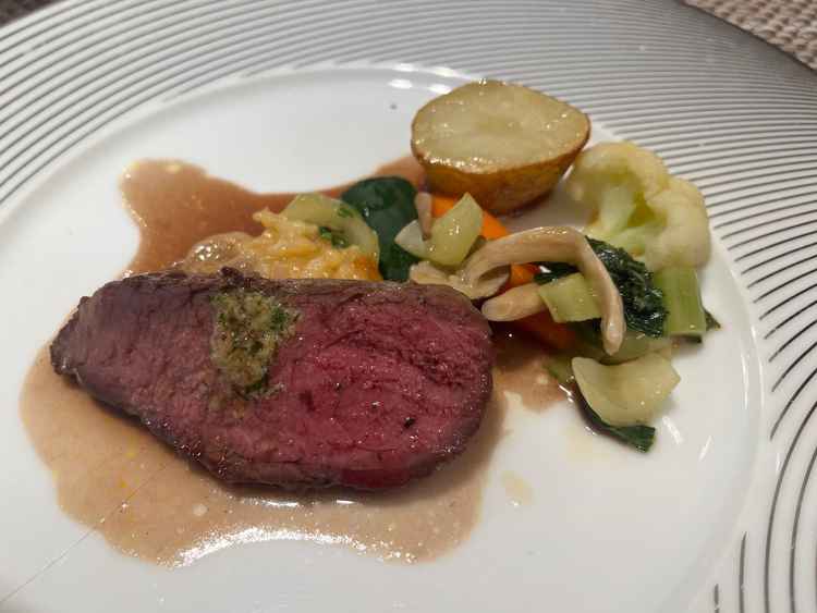 味が濃すぎず、薄すぎずどの年代の方にもおすすめできそうな料理でした。肉がかなりジューシーでした。