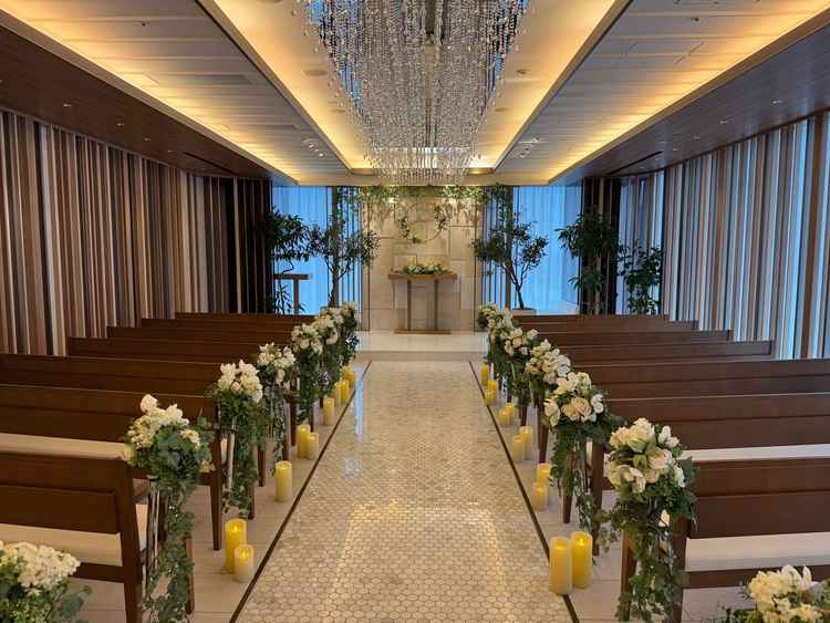 チャペルが木目調で天井にクリスタルのシャンデリアがありキレイでした。窓も大きくて明るく素敵でした。