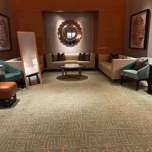 新郎新婦入場前の控え室です。入口の手前に部屋があり、ひと息つけそうです。