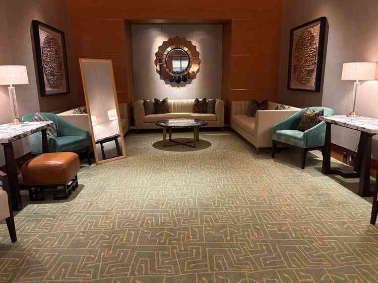 新郎新婦入場前の控え室です。入口の手前に部屋があり、ひと息つけそうです。