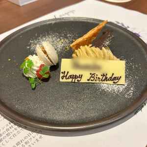 デザートプレートでは、誕生日メッセージもつけてサプライズをして頂きました