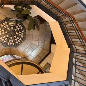 内部の螺旋階段です。クラシックな内装が素敵でした。