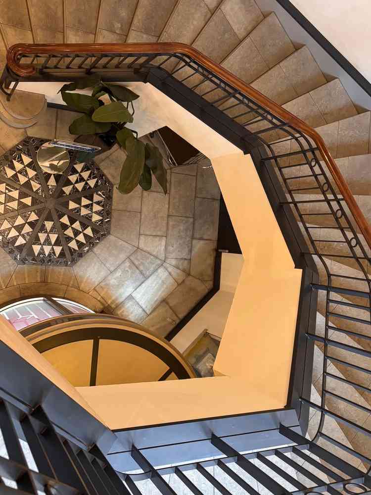 内部の螺旋階段です。クラシックな内装が素敵でした。