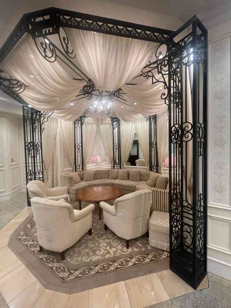 本館披露宴会場の前にあるゲストの待機スペースの一角。天蓋が素敵だった。