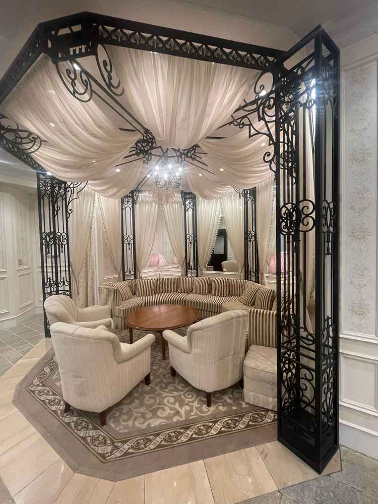 本館披露宴会場の前にあるゲストの待機スペースの一角。天蓋が素敵だった。