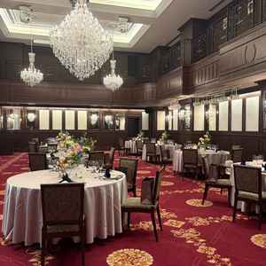 会場全体に重厚感があり、シャンデリアも絨毯もきれいでした。