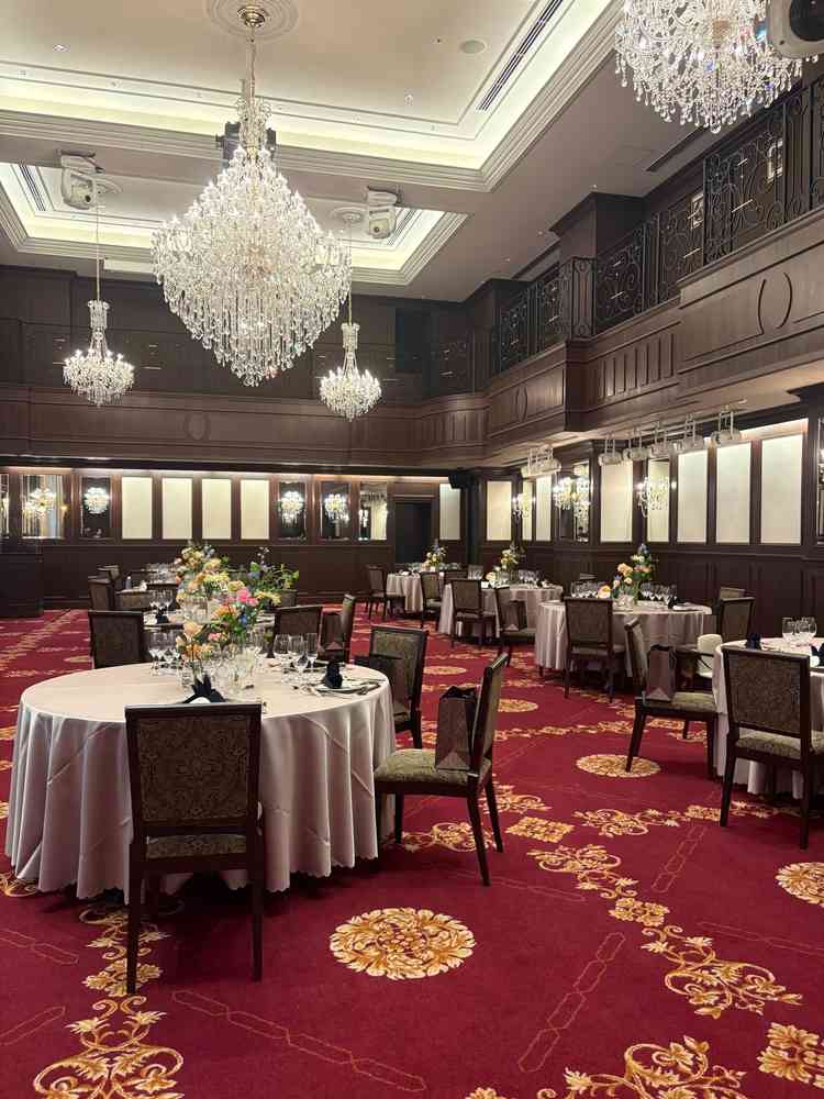 会場全体に重厚感があり、シャンデリアも絨毯もきれいでした。