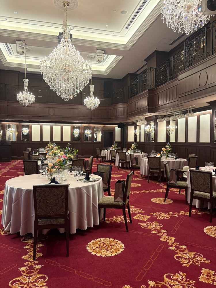 会場全体に重厚感があり、シャンデリアも絨毯もきれいでした。