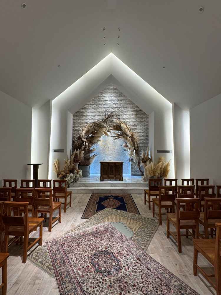 ドライフラワーの飾られたチャペル