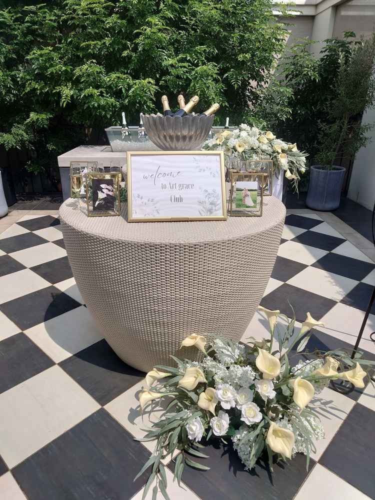 披露宴前の歓談場所となるテラス。日が降り注いで明るく、お花やワインのディスプレイも綺麗でした。