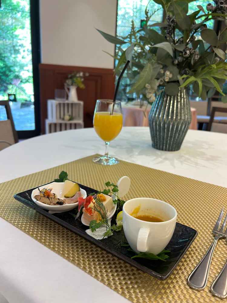 試食の一皿目、コースのほとんどを網羅して持ってきてくれた印象