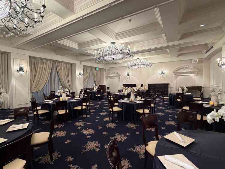 シックな披露宴会場