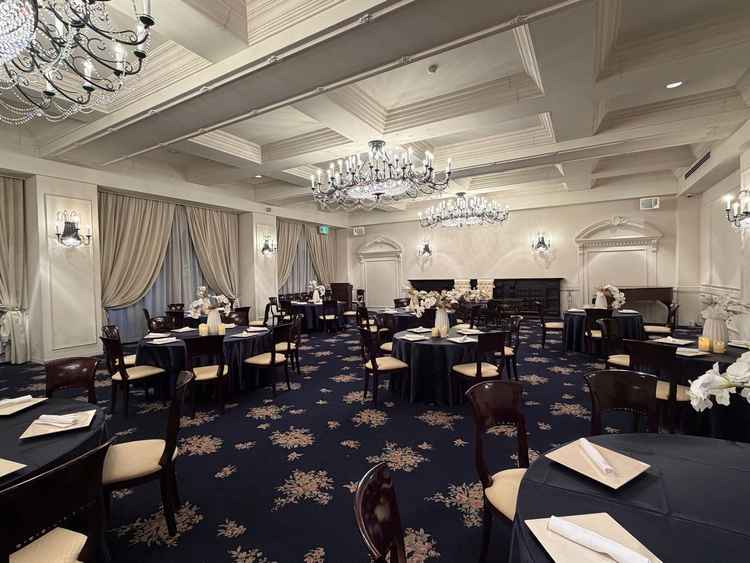 シックな披露宴会場