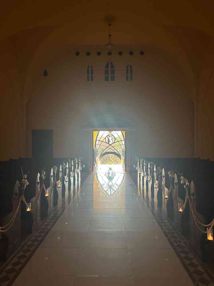 挙式会場から見る窓越しの外の明かりと景色が素敵でした。