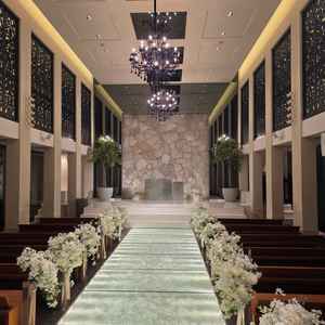 式場のヴァージンロードの下に敷き詰められているものが光で反射して幻想的で良かった。