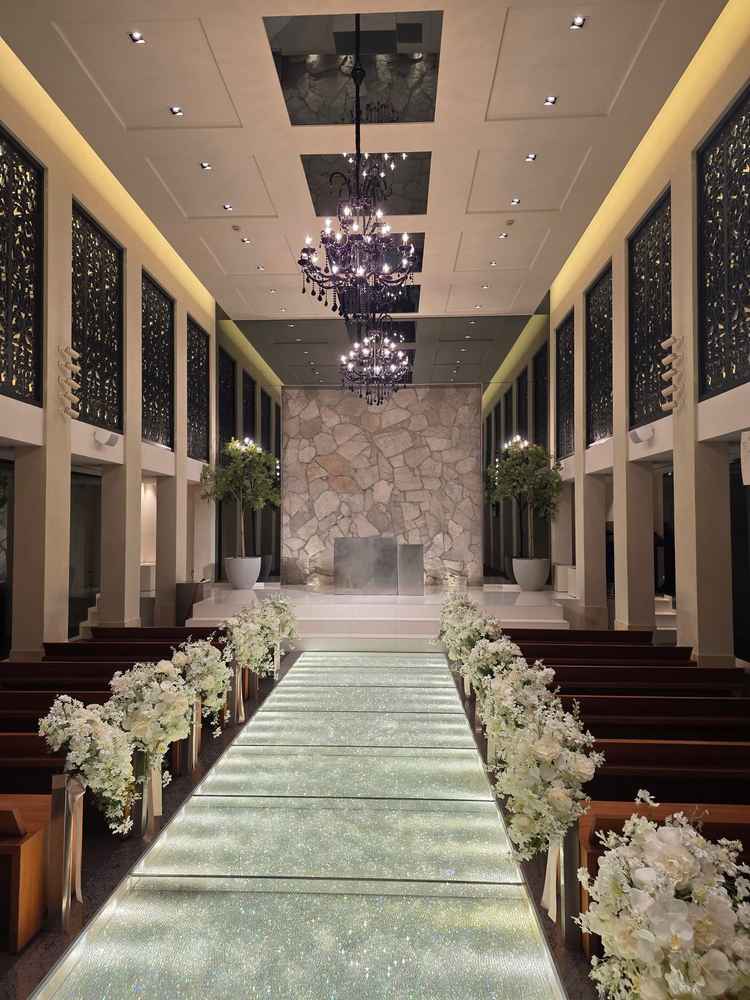 式場のヴァージンロードの下に敷き詰められているものが光で反射して幻想的で良かった。