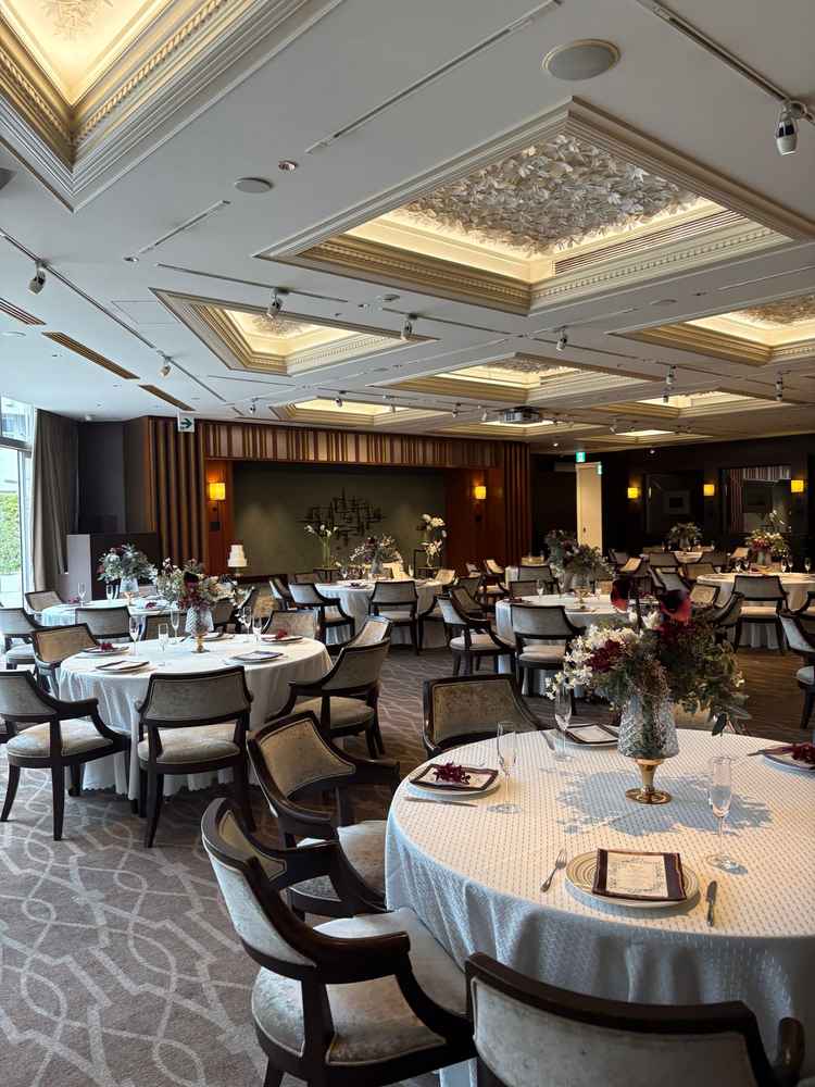 披露宴会場の候補一つ目。ゴージャスな雰囲気でした。