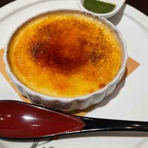 デザートのブリュレ。抹茶ソースが美味しかった。人気で式当日もメニューに入れる人が多いとのこと。