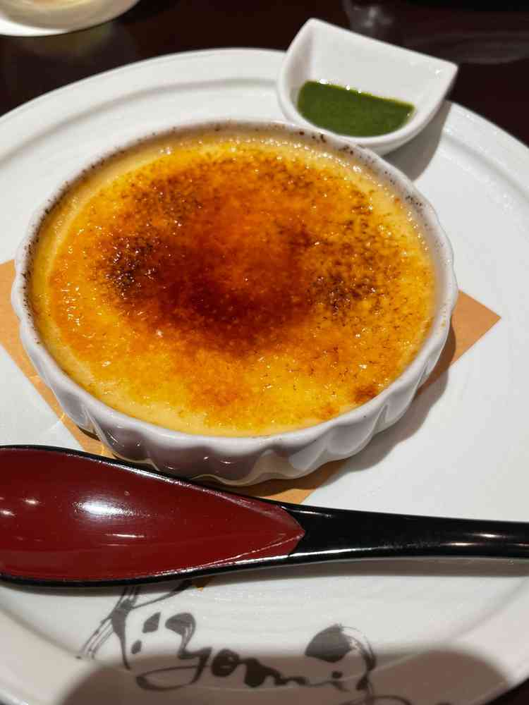 デザートのブリュレ。抹茶ソースが美味しかった。人気で式当日もメニューに入れる人が多いとのこと。