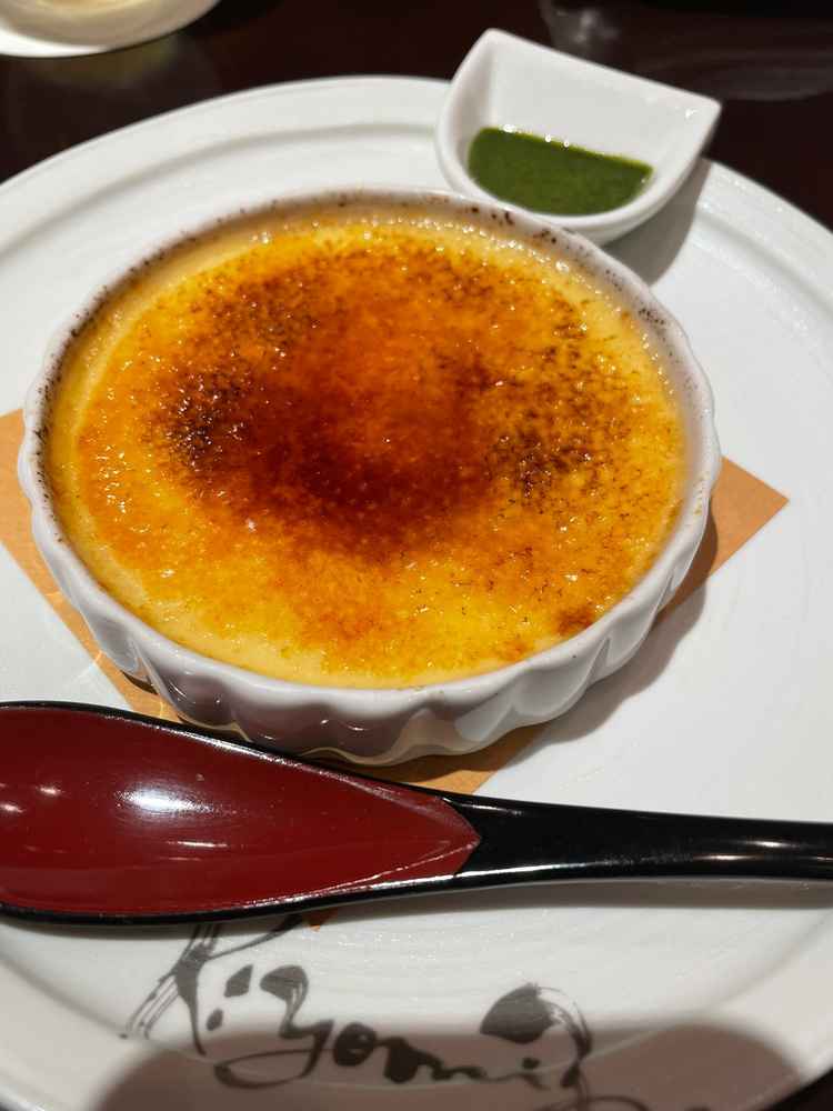 デザートのブリュレ。抹茶ソースが美味しかった。人気で式当日もメニューに入れる人が多いとのこと。