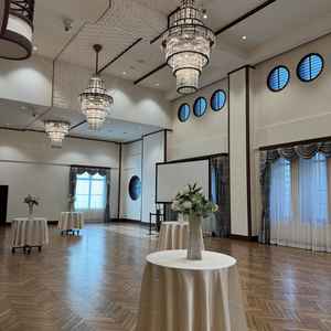 披露宴会場。天井が高く、白を基調としているためとても空間が広く感じた。