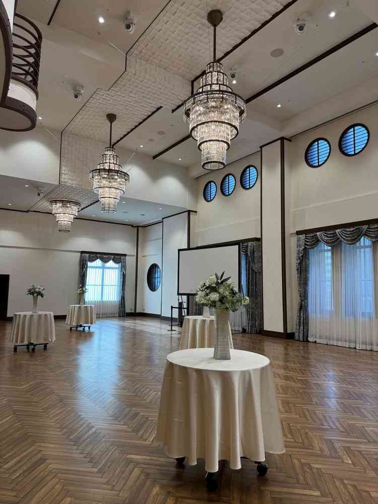 披露宴会場。天井が高く、白を基調としているためとても空間が広く感じた。