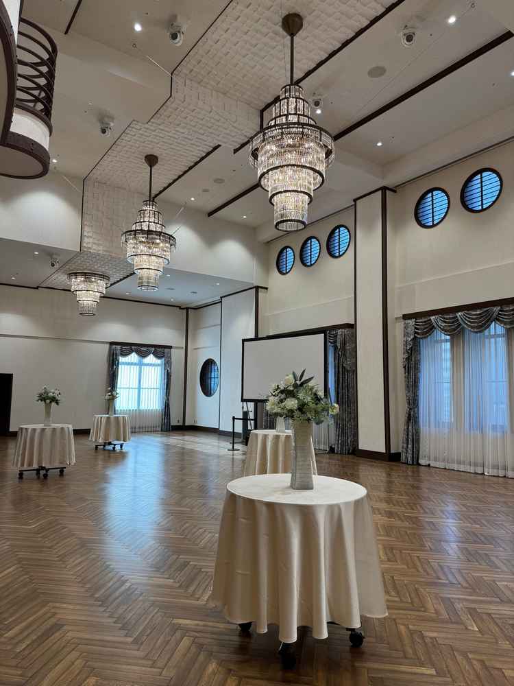 披露宴会場。天井が高く、白を基調としているためとても空間が広く感じた。