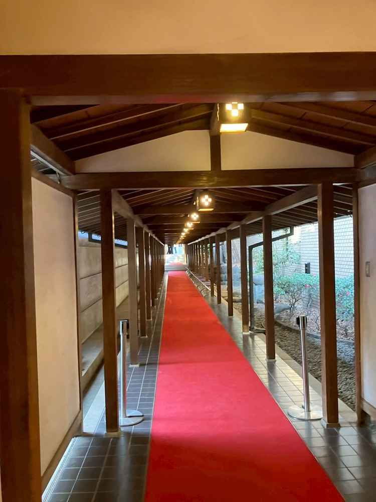 神殿に向かう回廊は赤い絨毯に天井の照明が映えて可愛らしく、お昼でも少し暗い演出がされていました。