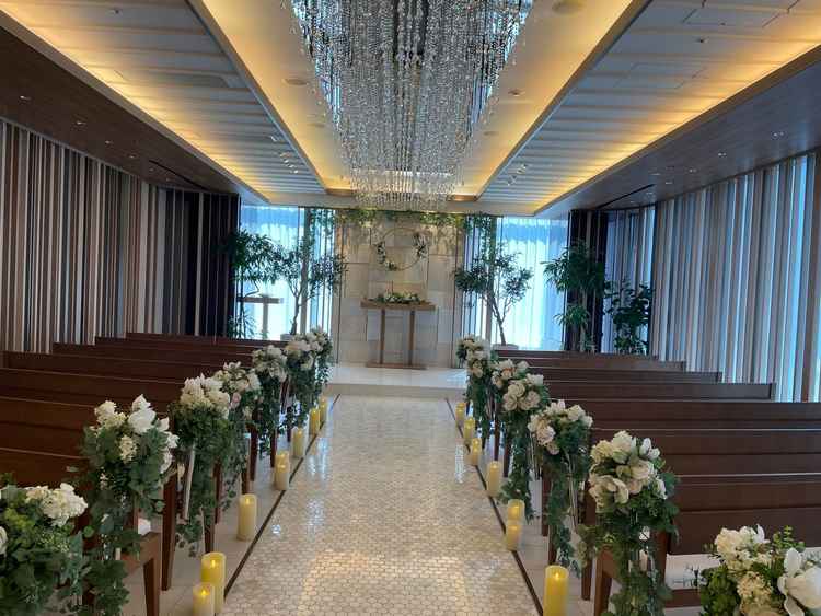 挙式の写真。光が差し込んで明るくて装花も華やか。