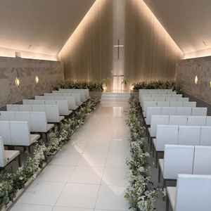 白を基調とした、清潔感のある挙式場