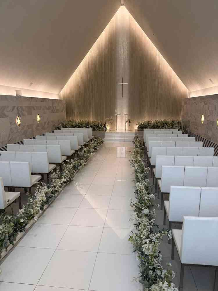 白を基調とした、清潔感のある挙式場