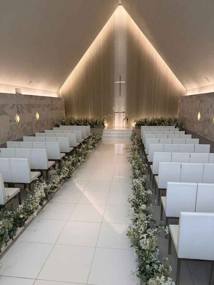 白を基調とした、清潔感のある挙式場