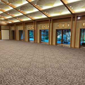 披露宴会場として使われる「松の間」です。外から自然光が入り、窓から庭のお花がよく見えます。