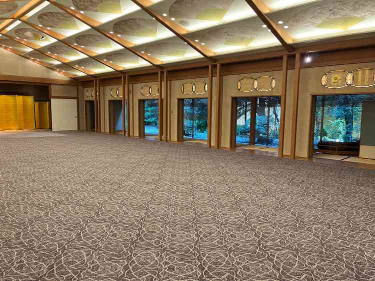 披露宴会場として使われる「松の間」です。外から自然光が入り、窓から庭のお花がよく見えます。