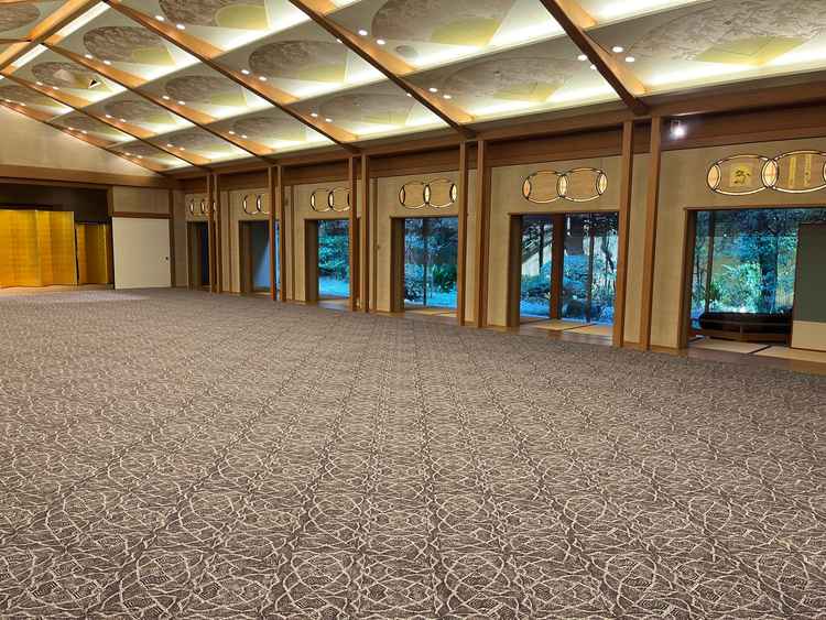 披露宴会場として使われる「松の間」です。外から自然光が入り、窓から庭のお花がよく見えます。