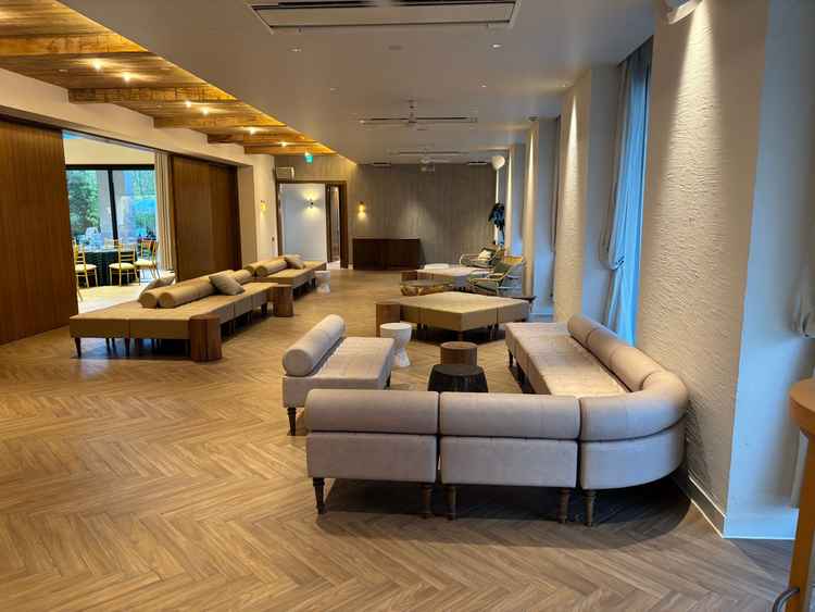 ゲストの方の待合室。奥でドリンクが出されるとのこと。披露宴会場にも近い。