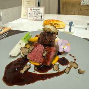 国産牛フィレ肉とフォアグラのポワレをいただきました。火の入れ加減が最高で、成約の決め手となりました。