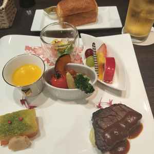料理の試食です。魚料理が美味しかったです。