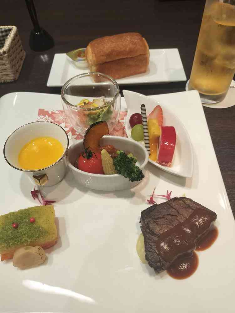 料理の試食です。魚料理が美味しかったです。