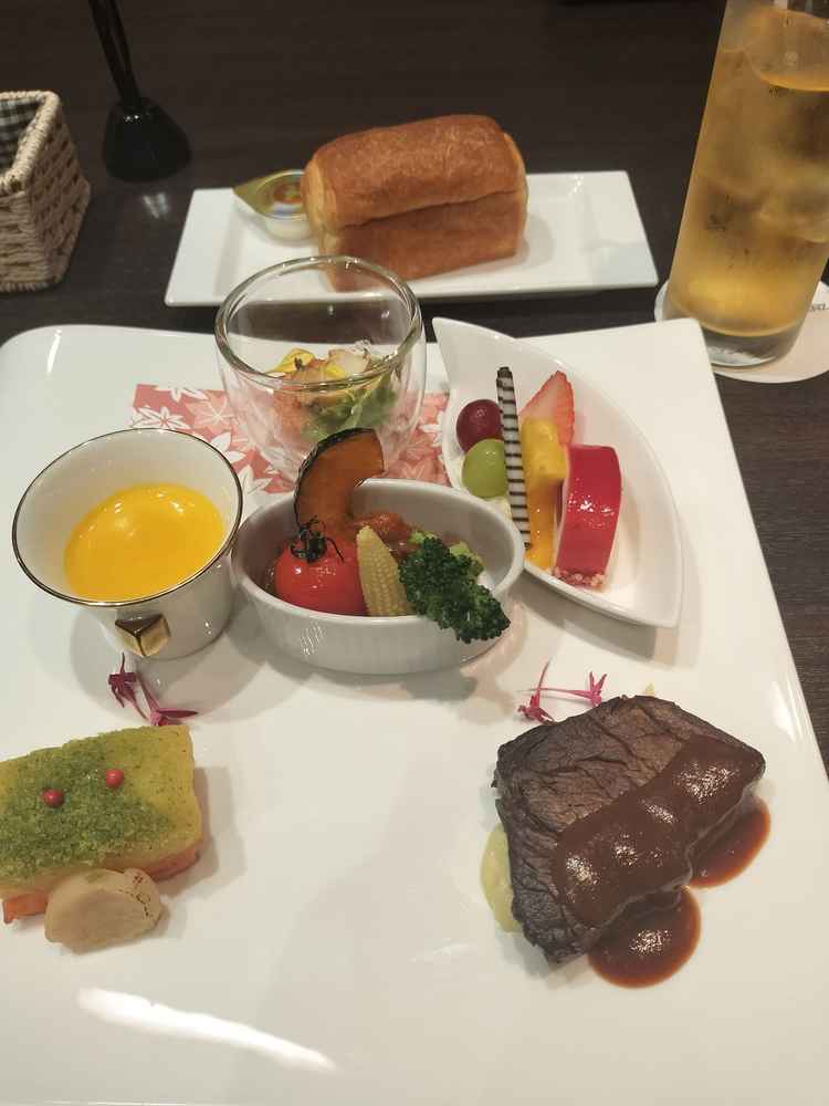 料理の試食です。魚料理が美味しかったです。