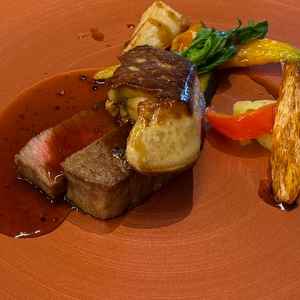 牛肉はとても甘味を感じる美味しいものでした。ソースもすごく合います。