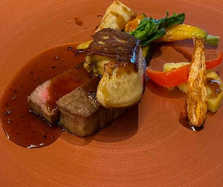 牛肉はとても甘味を感じる美味しいものでした。ソースもすごく合います。