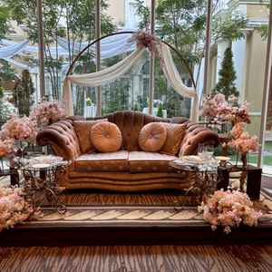 披露宴会場。テーブルがないのでドレスをしっかり見せられるタイプの高さでした。「大人かわいい」の系統