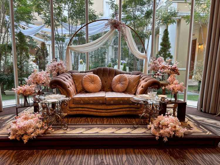 披露宴会場。テーブルがないのでドレスをしっかり見せられるタイプの高さでした。「大人かわいい」の系統