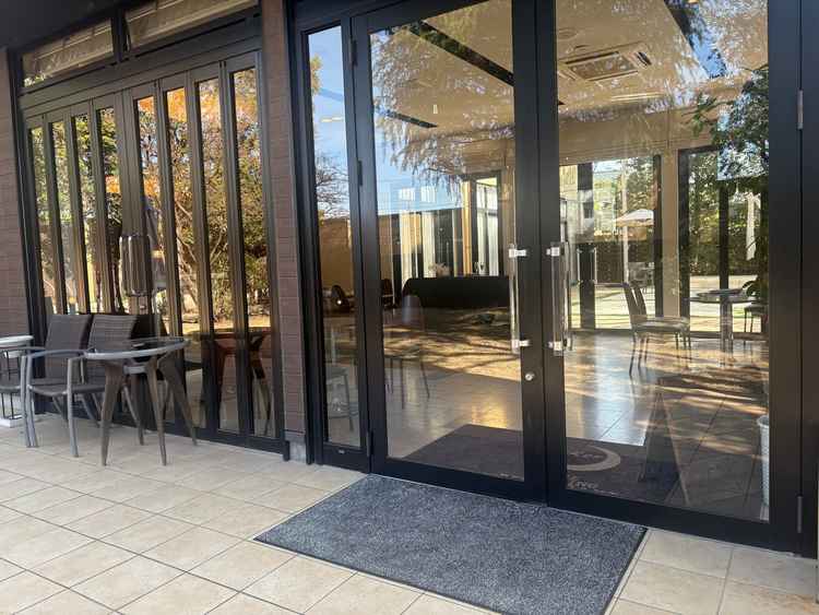 エントランス。外観が仕切られていて落ち着いた雰囲気です。駐車場から近い点もおすすめです。