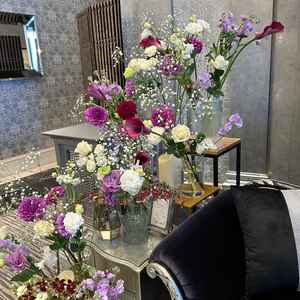 披露宴会場の新郎新婦が座るソファの横の花飾り。お花の色やバランスが素敵でした。